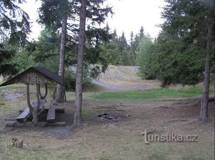 山顶：山顶周边，休息区