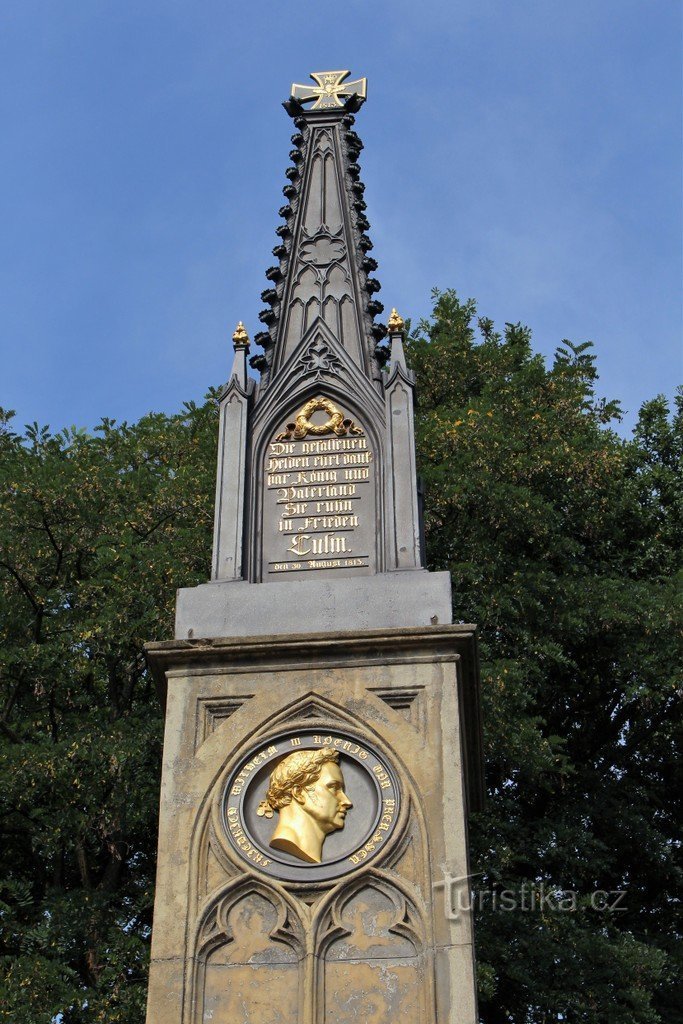 La parte superior del monumento