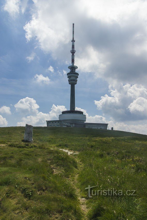 Die Spitze von Praděd mit einem Grenzwächter