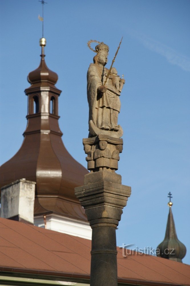 de top van de zuil met de kerktoren