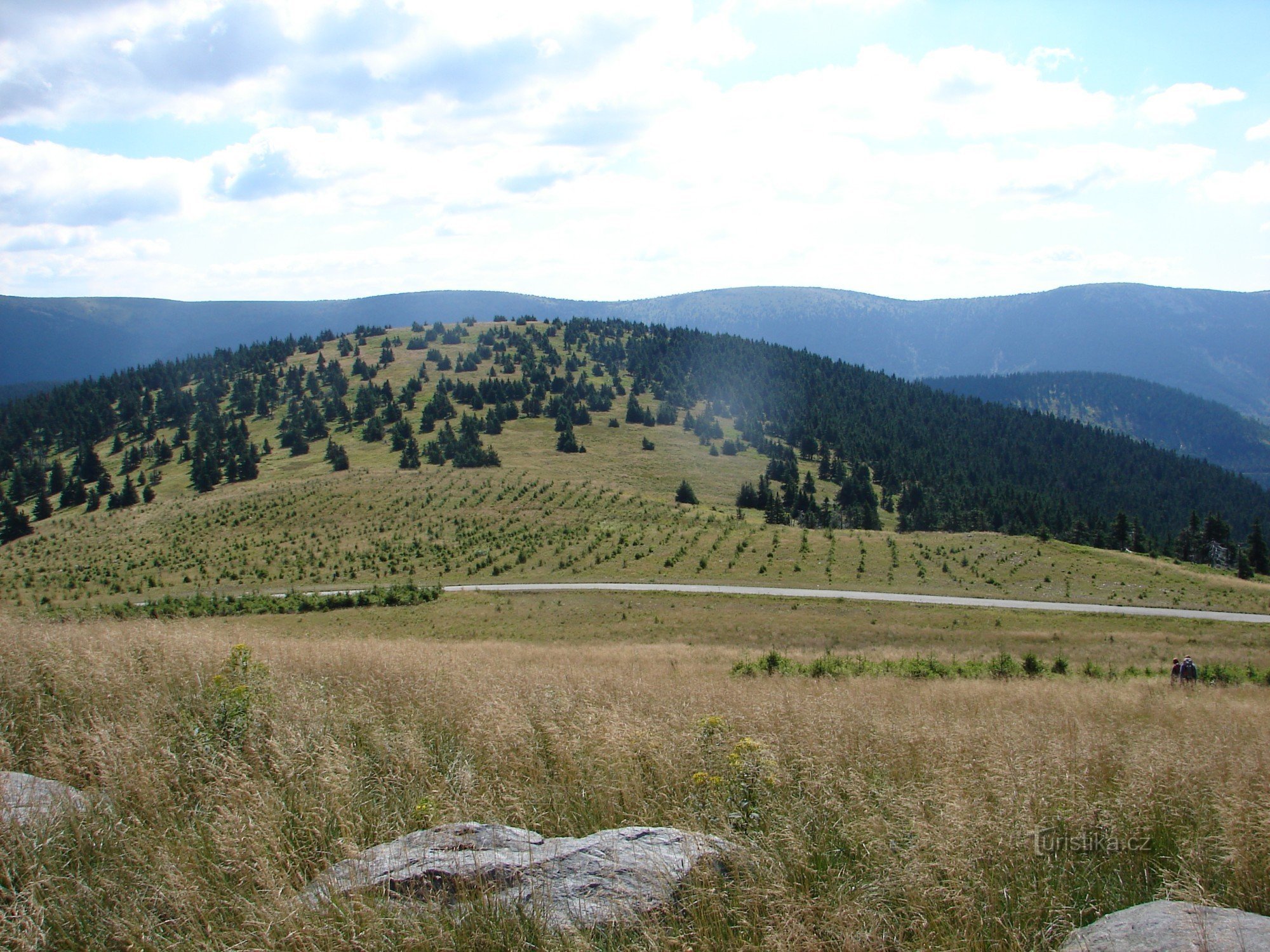 Pico Vřesník (Jezerná al fondo, Velký Máj en el horizonte)