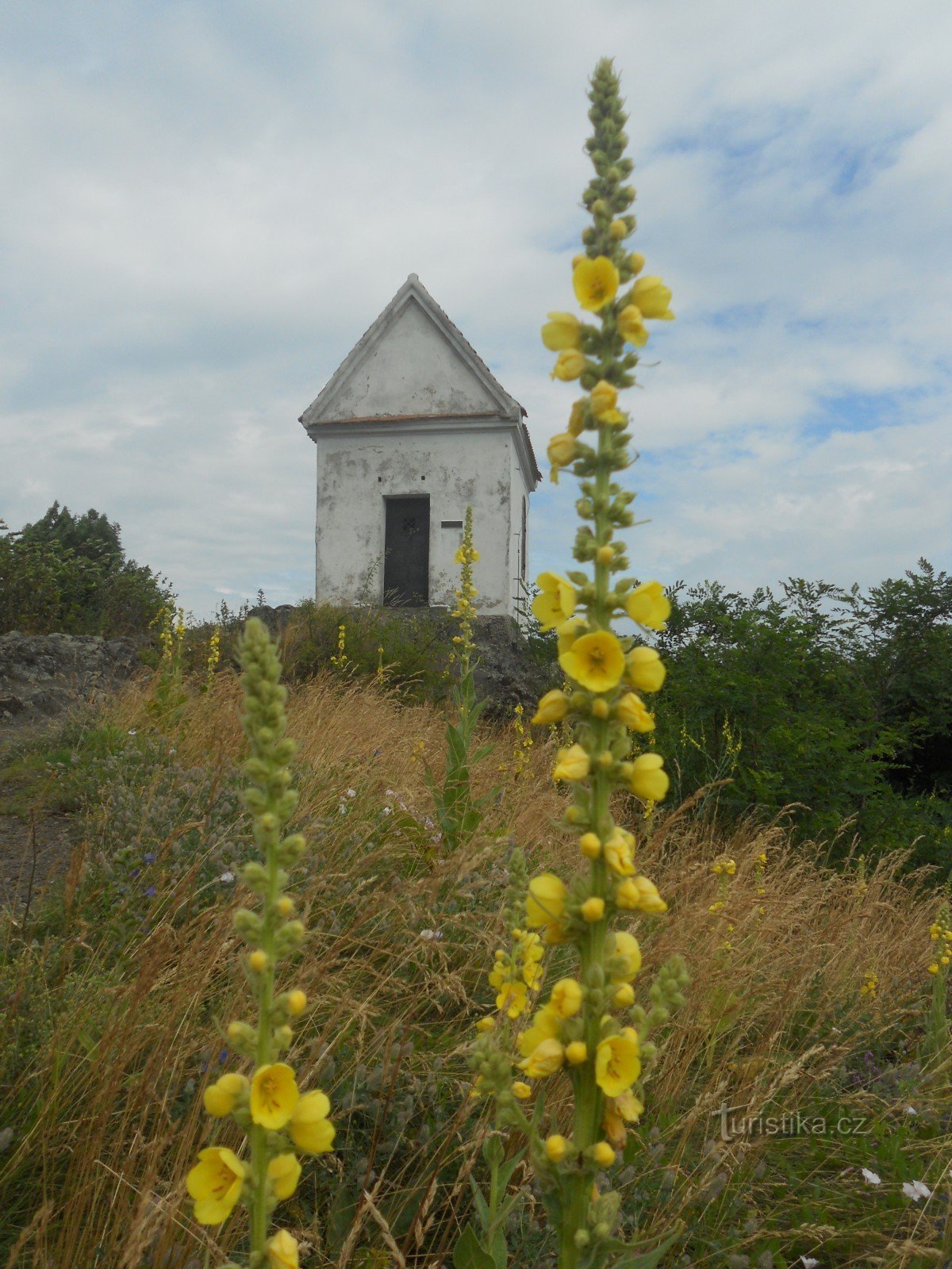 Vrh Zebín (399 m.n.m.) z baročno kapelo sv. Marije Magdalene iz leta 1700.