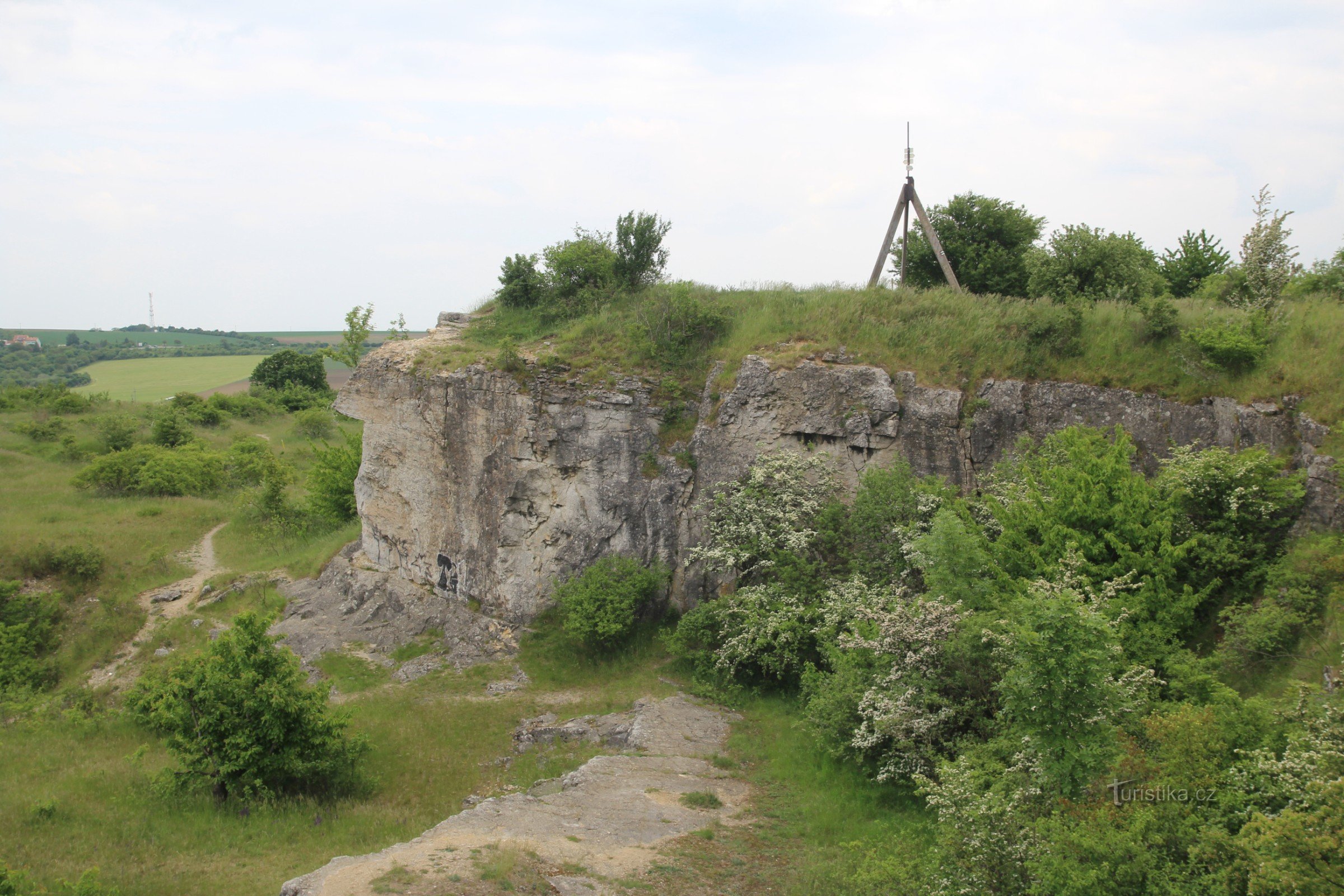 La parte superior de Stránská skála con la antigua cantera cubierta de maleza