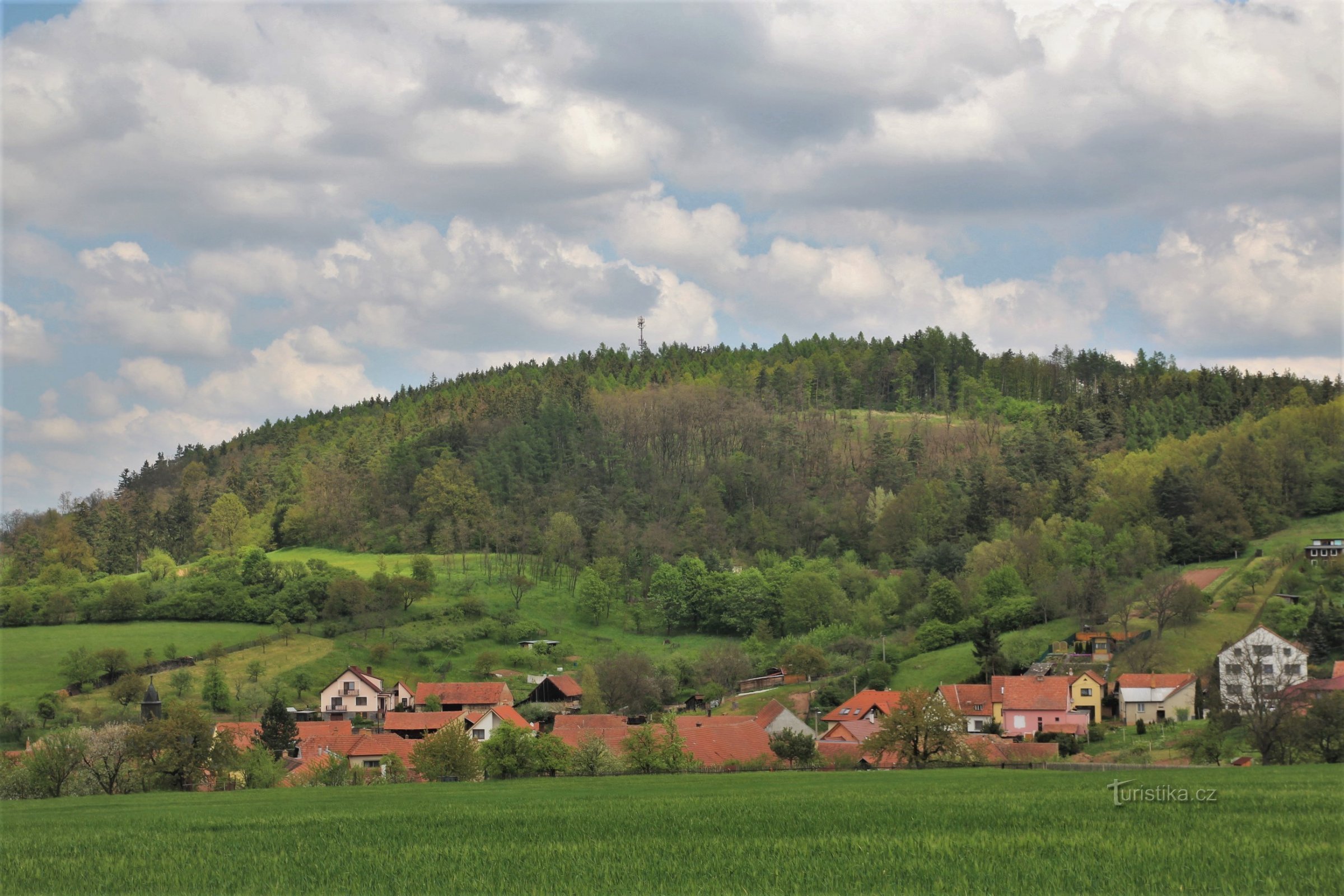 Het bovenste deel van de beboste bergkam met de zender, Jabloňany hieronder