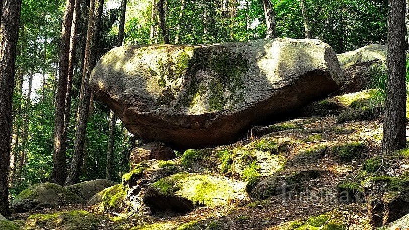 Le dôme sommital mesure environ 6 m de long, environ 2 m de large et de haut, et repose sur le fond