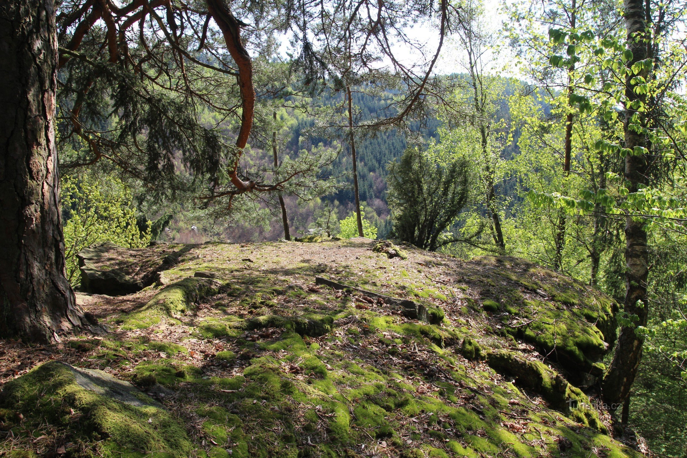 A plataforma superior da rocha com vista para o vale