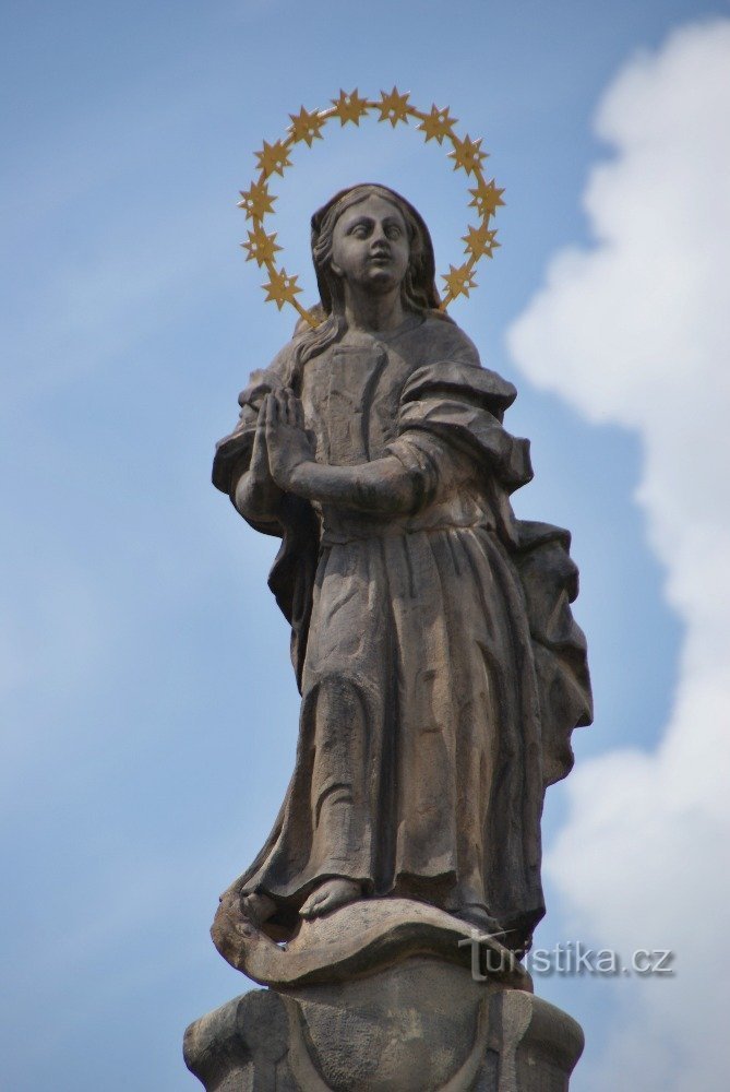 la statue supérieure de l'Immaculée