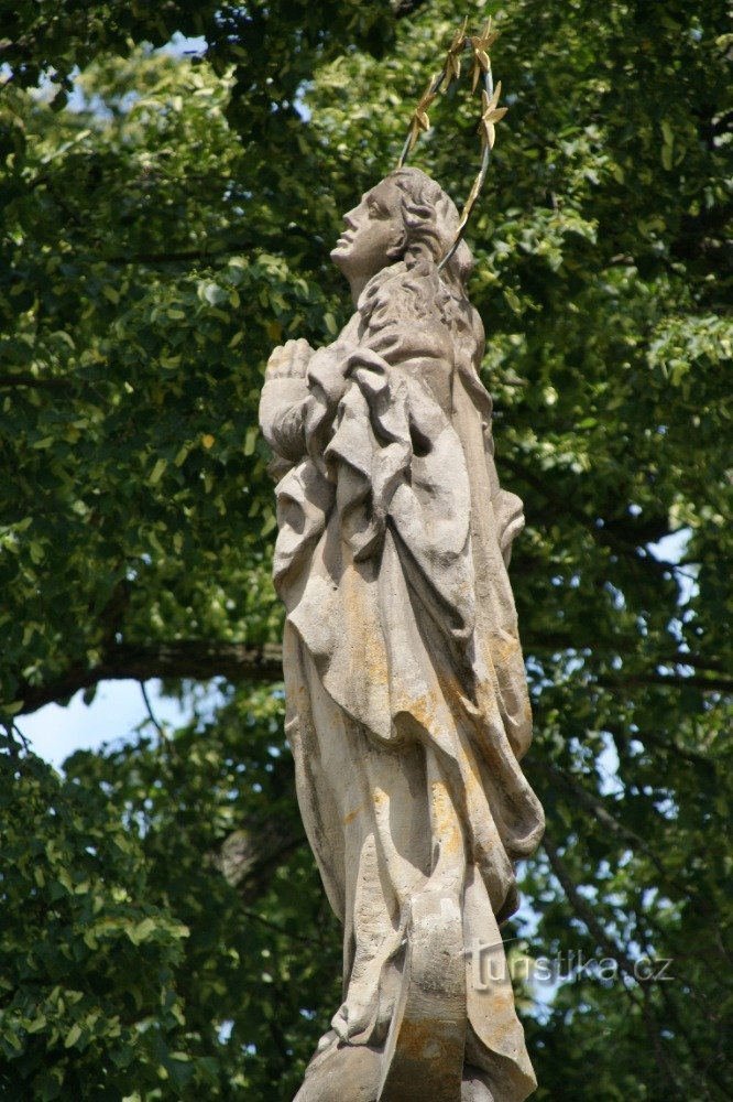 a estátua superior da Imaculada