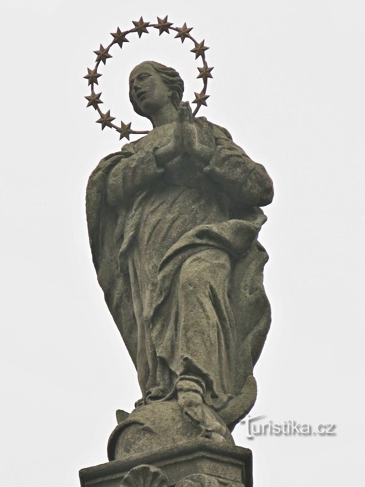 die oberste Statue der Jungfrau Maria