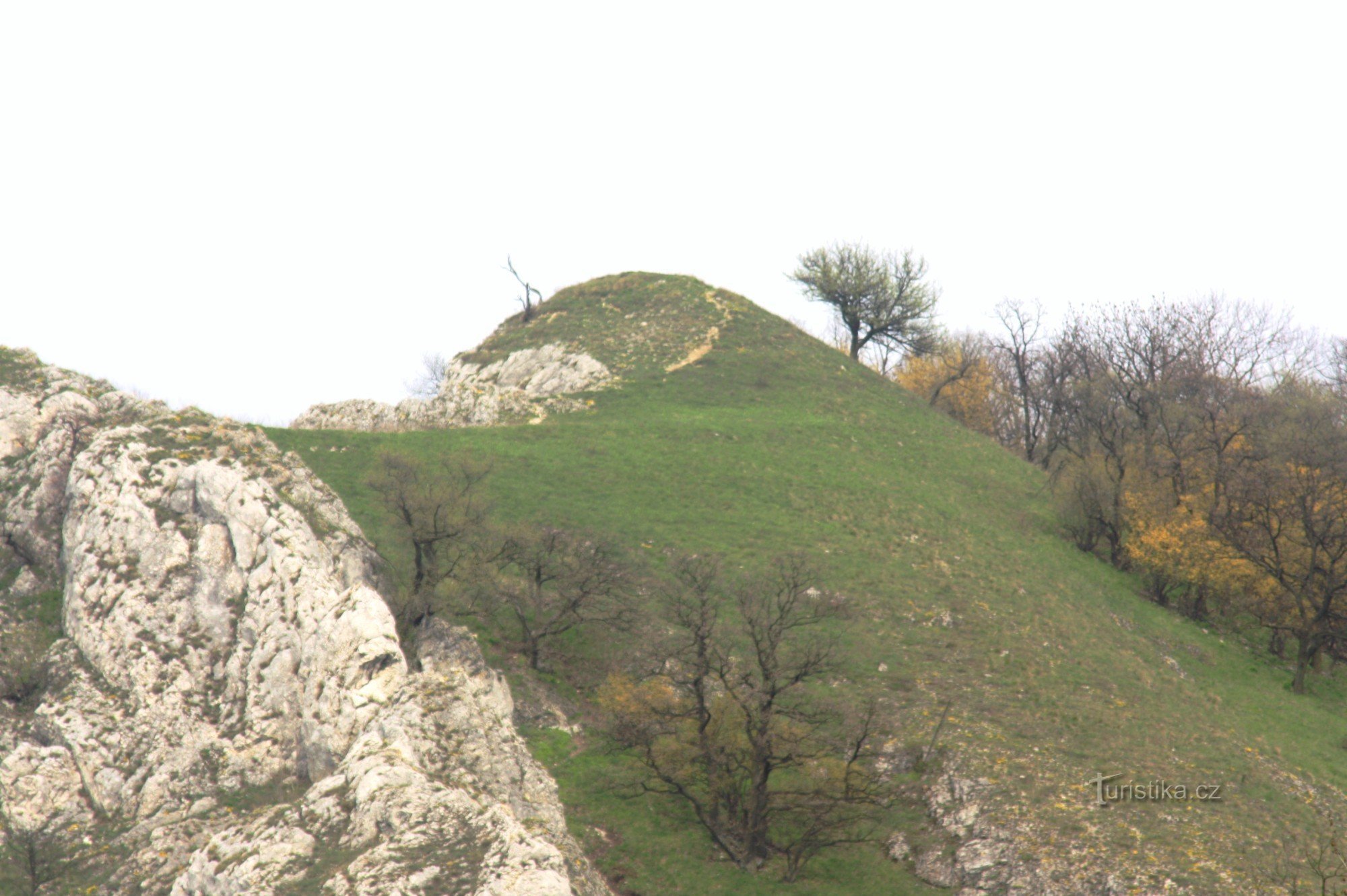Uma colina com um antigo castelo