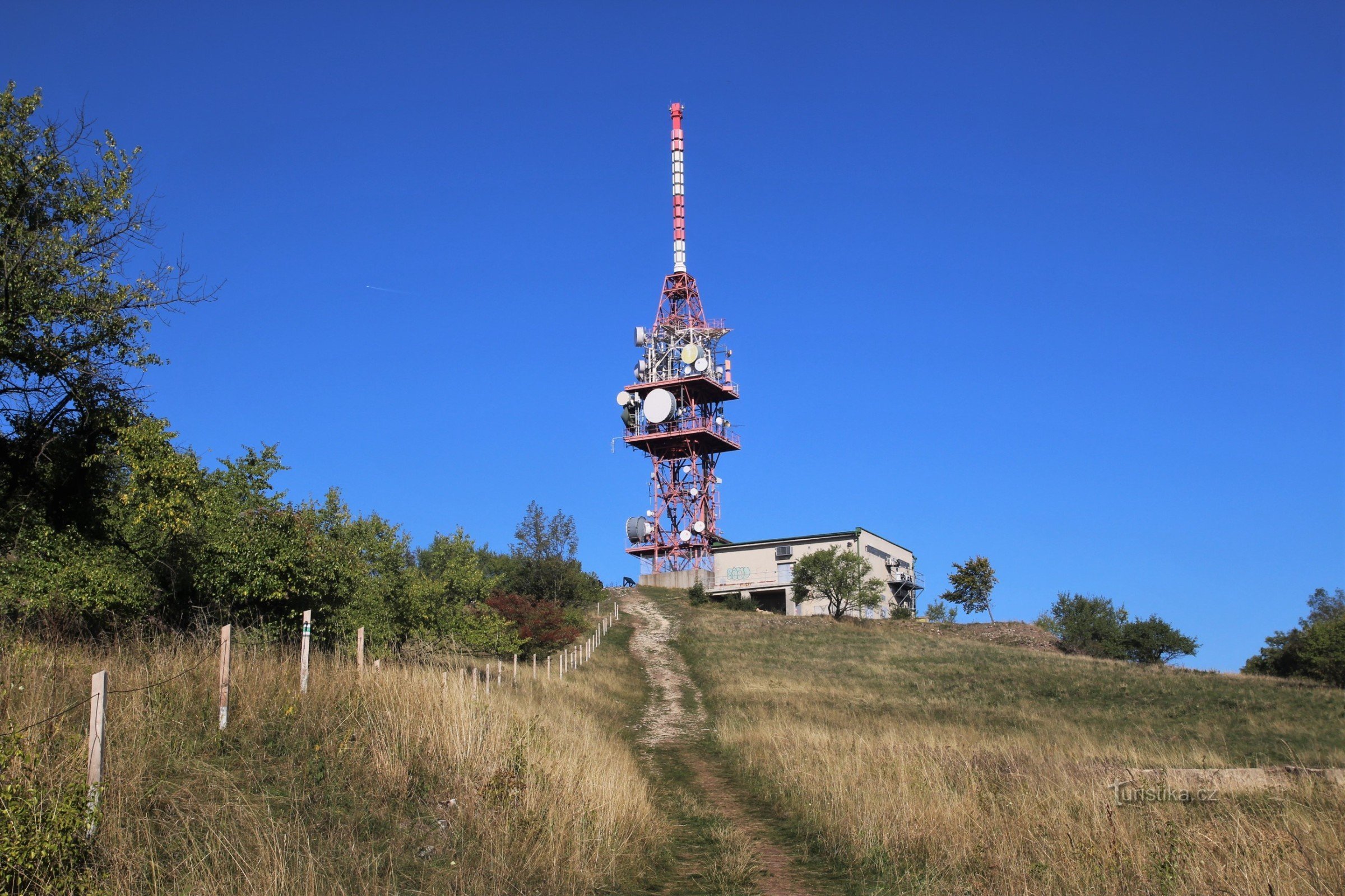 O topo de Děvín é dominado por um transmissor de televisão