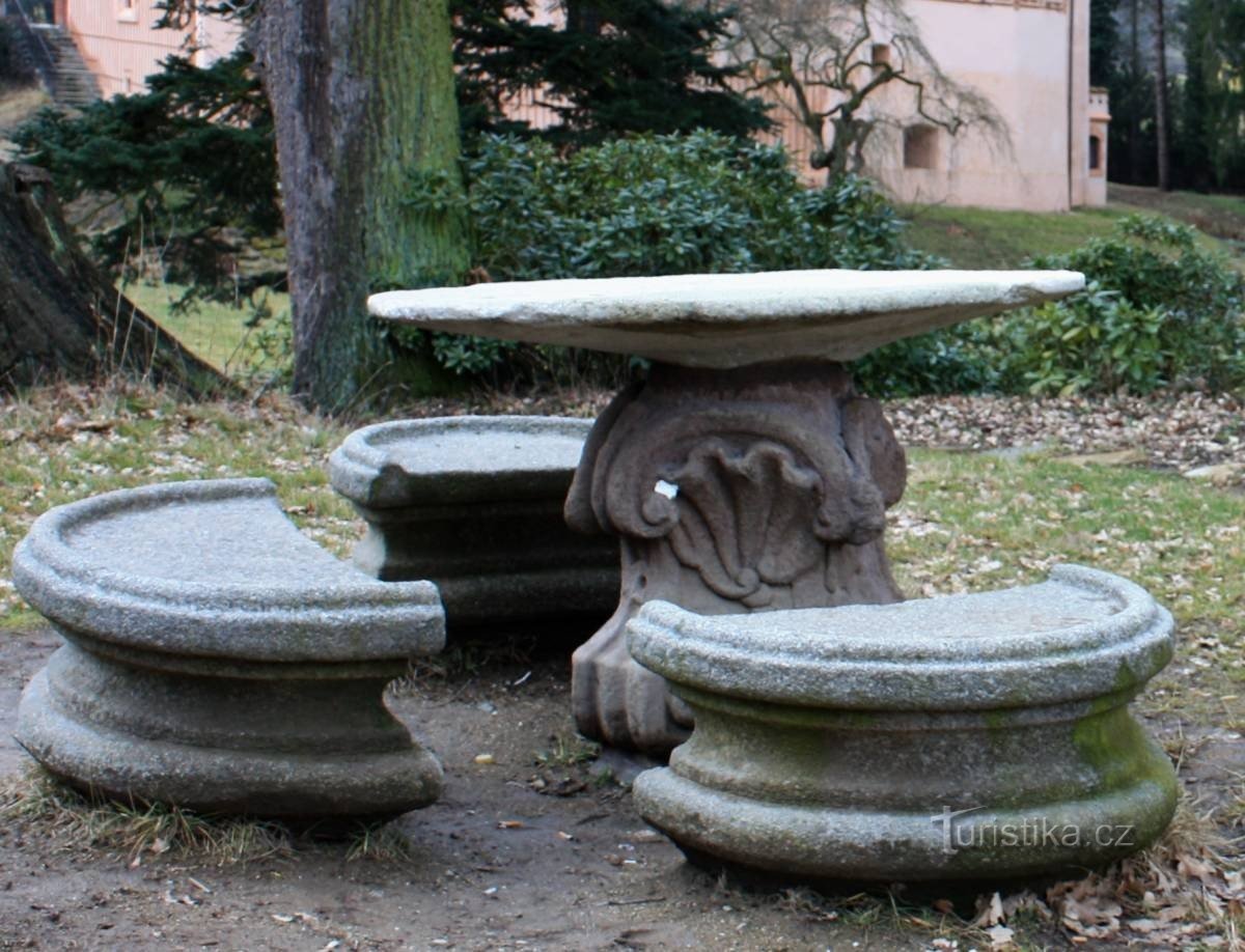 Vrchotovy Janovice - Stone table