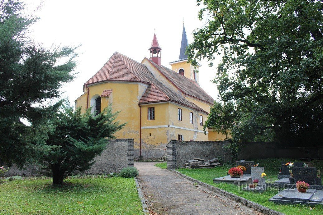 Vrchotovy Janovice, kilátás a templomra a temetőből