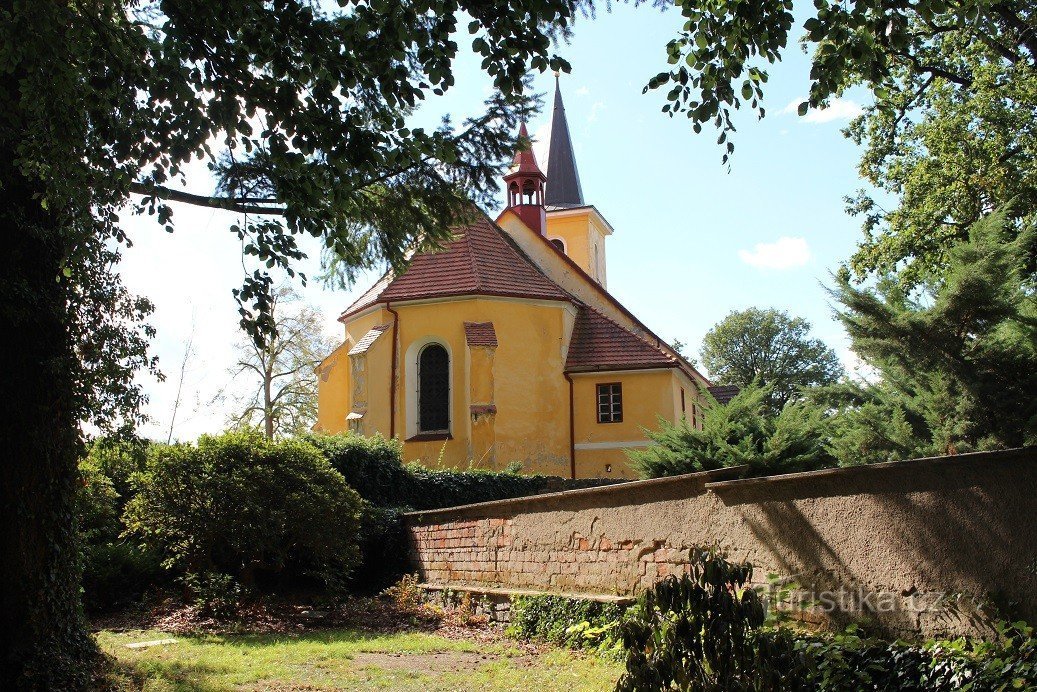 Vrchotovy Janovice, kilátás a templomra a parkból