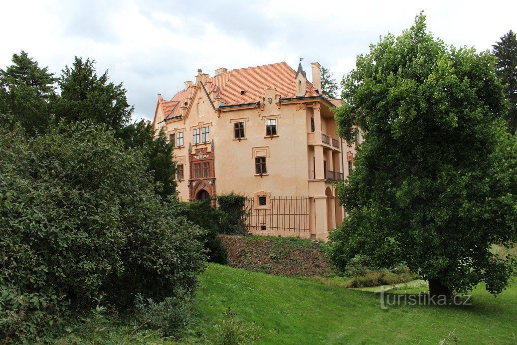 Vrchotovy Janovice, udsigt over slottet fra dammen