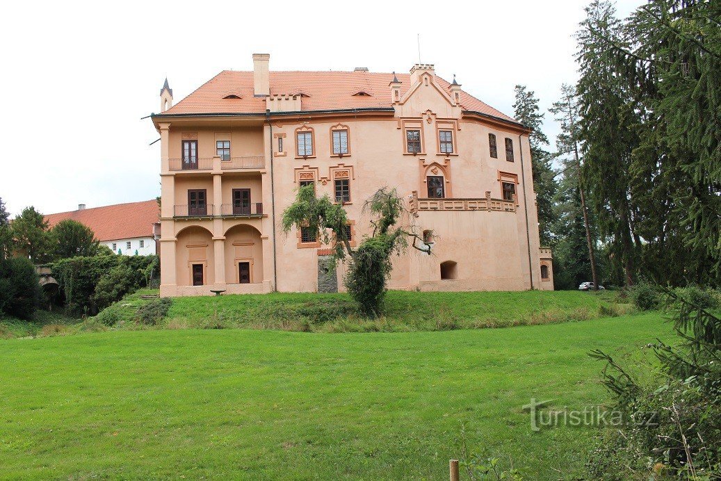 Vrchotovy Janovice, uitzicht op het kasteel vanuit het oosten