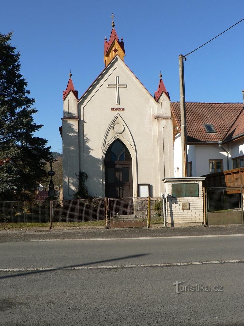 Vrhaveč, devant la chapelle
