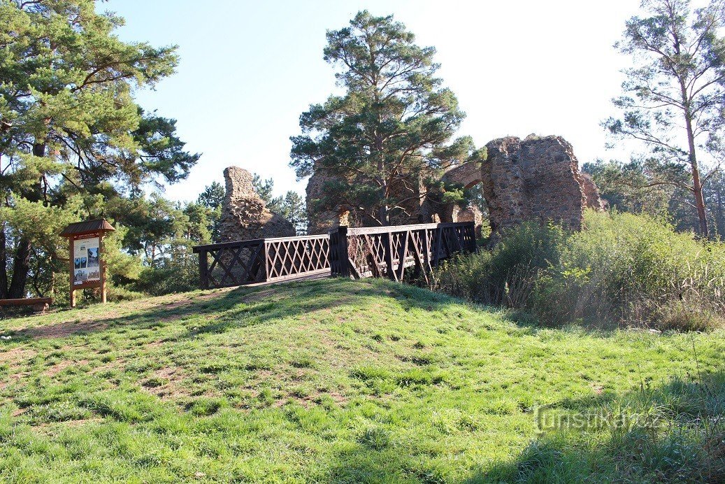 Vrškamáky, castle bridge