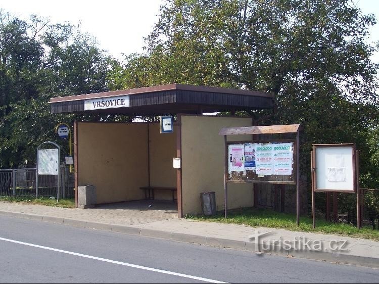 Вршовице: вид на автобусную остановку в деревне