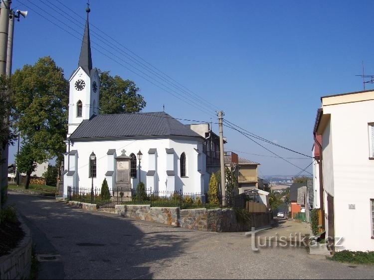 Vršovice: Näkymä kylään, kirkko yhdistettynä ympäröiviin taloihin (paloasema), kujia