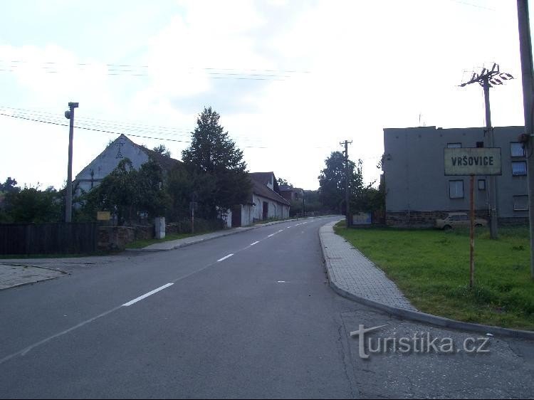 Vršovice: Zicht op de ingang van het dorp vanuit de richting van Radun