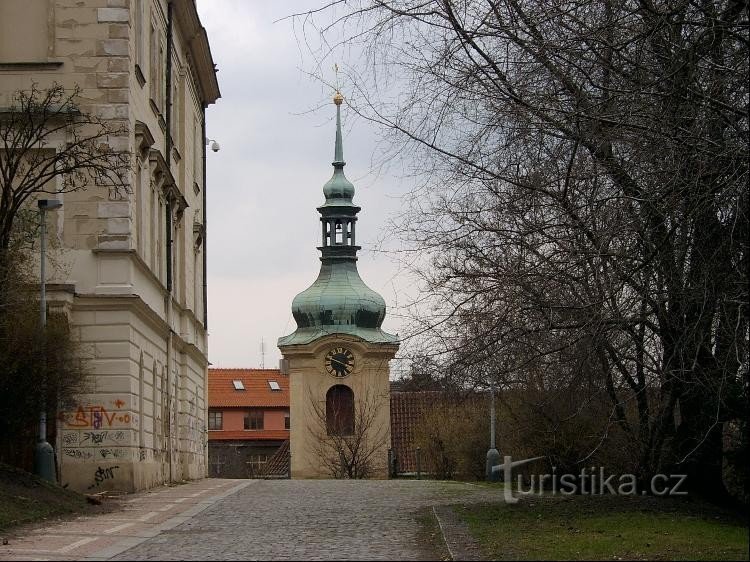 Schloss Vršovice und Kirchturm