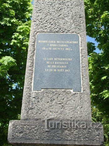 Inbäddad plakett i monumentet....