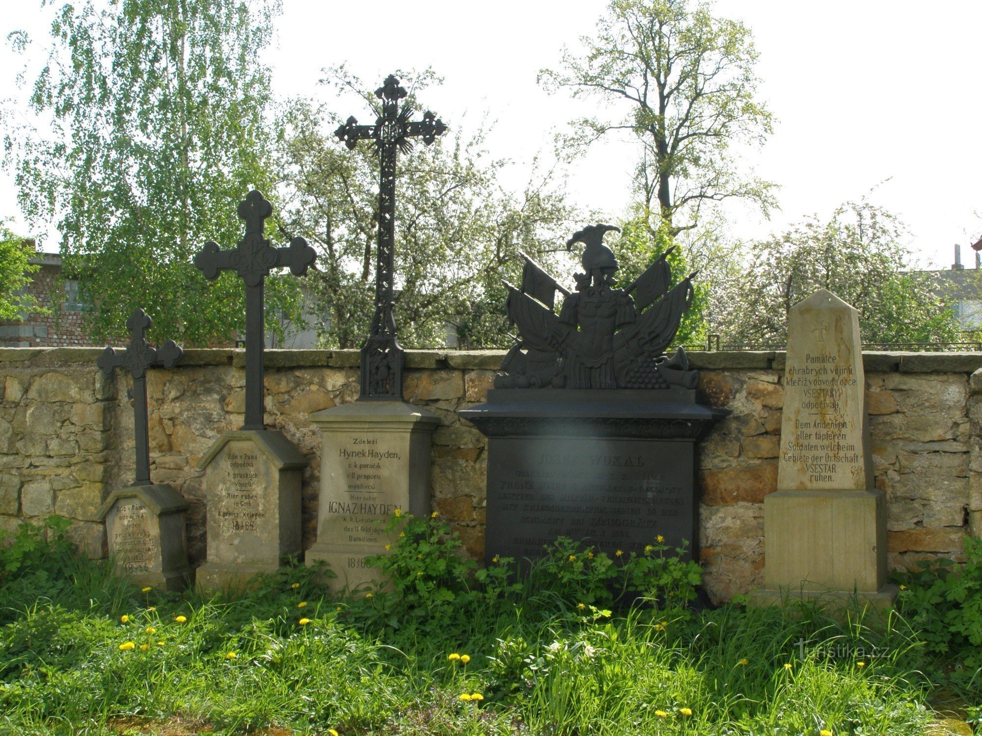Všestary - μνημεία της μάχης του 1866 κοντά στην εκκλησία