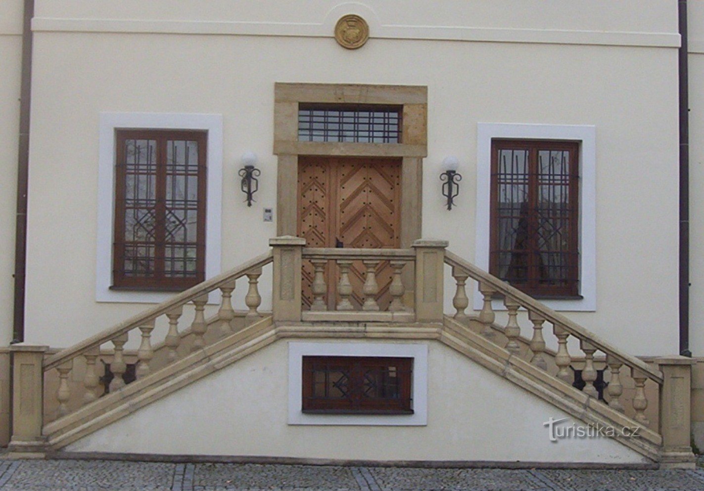 Vsisko-Burgtreppe mit Eingangsportal und Wappen-Foto: Ulrych Mir.