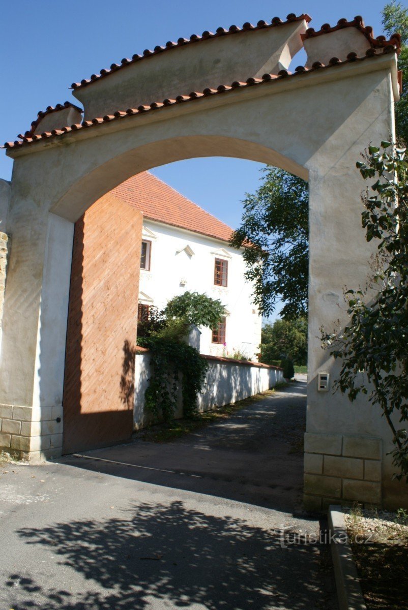 l'entrée des locaux