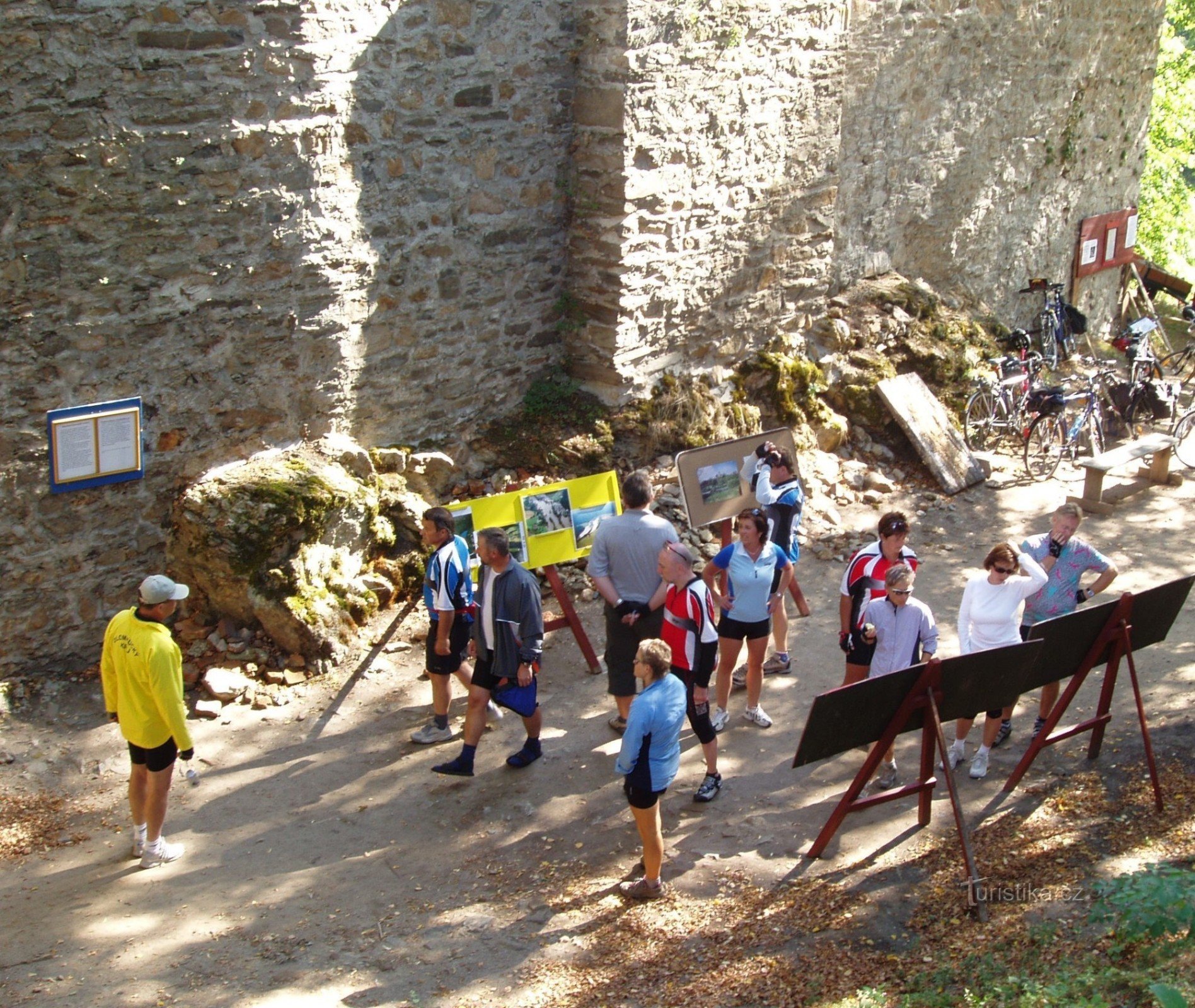 Intrarea în terenul castelului