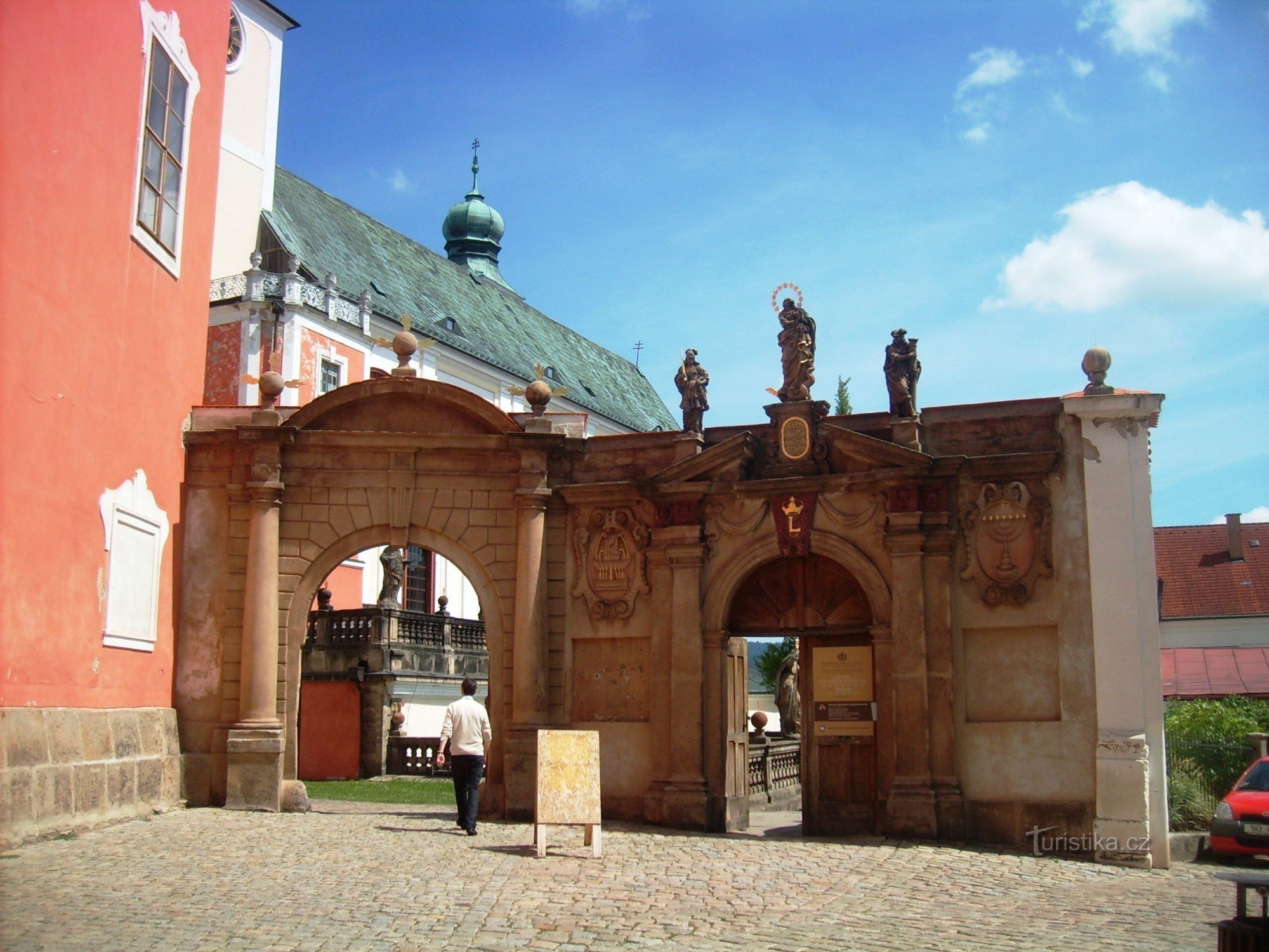 Eingang zum Klosterkomplex von der Gasse vom Platz