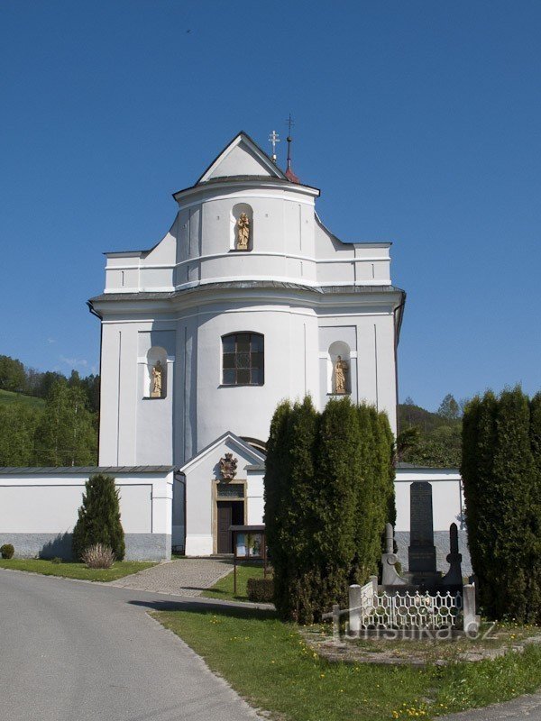 Entrada para o terreno da igreja