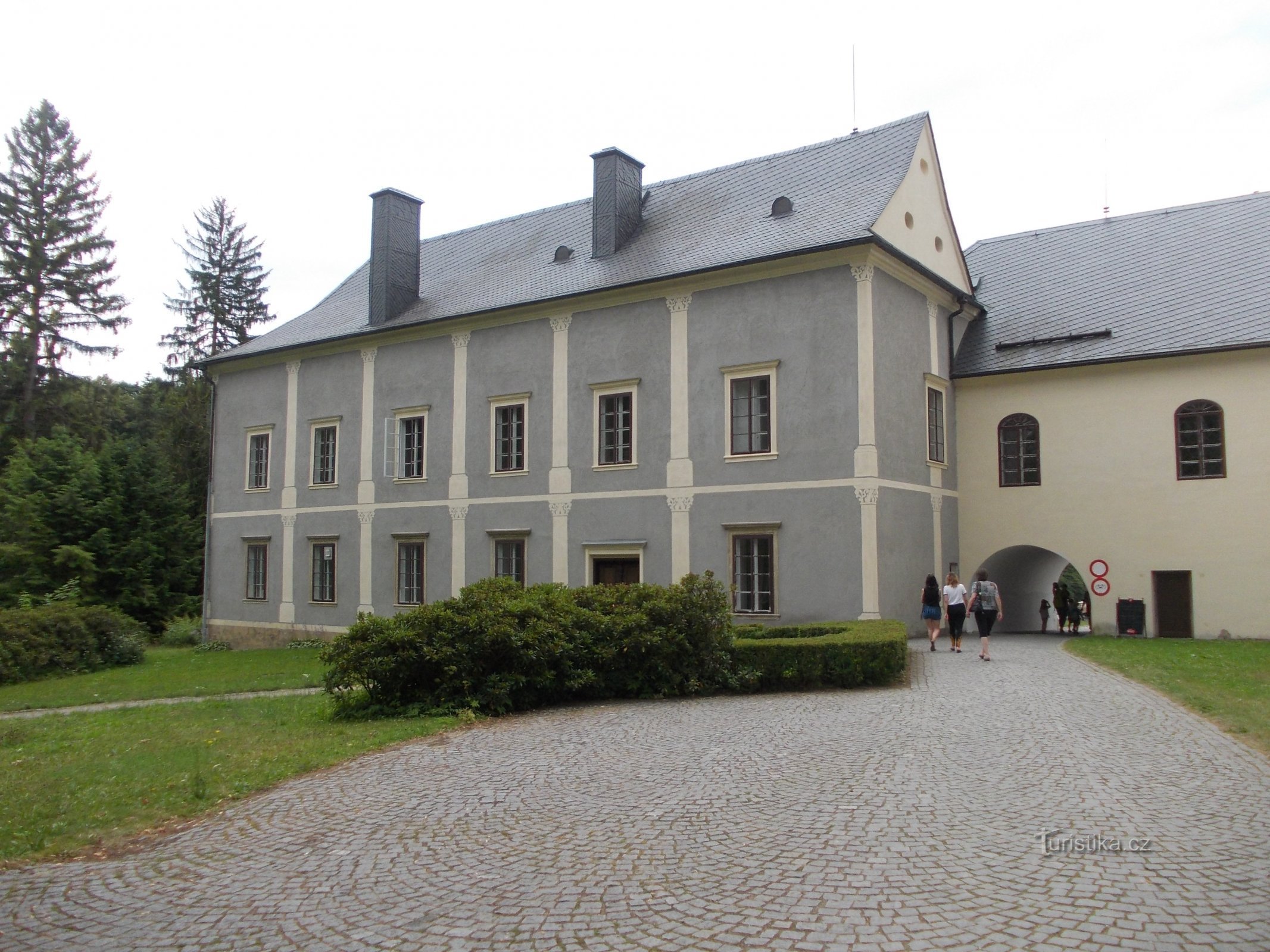 entrada para os terrenos do castelo e parque