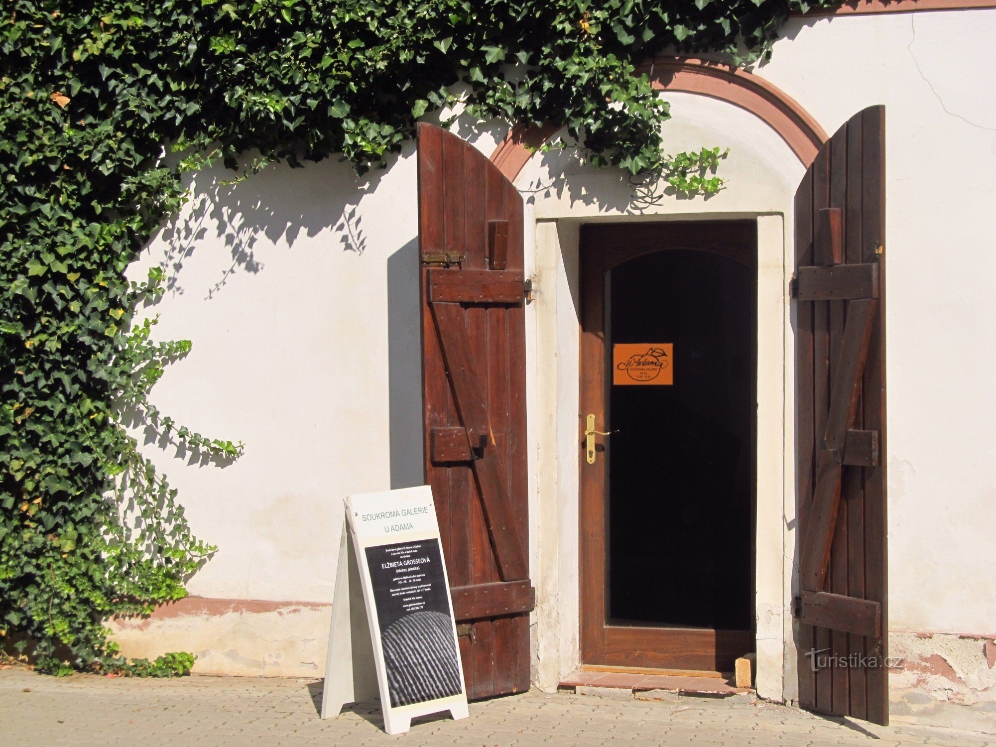 Eingang zur Galerie U Adama in der Sládkova-Straße in Kadani