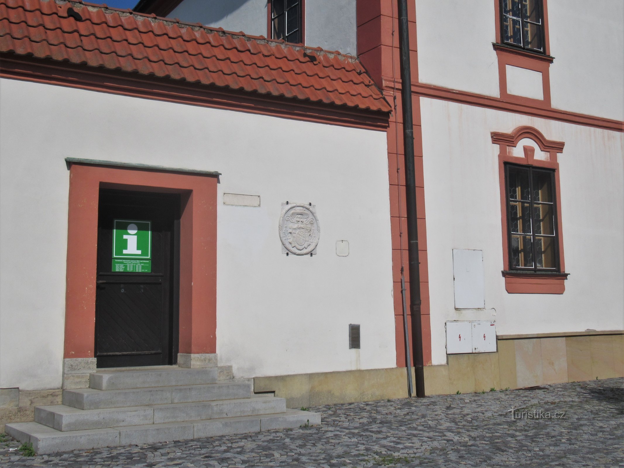 Entrance to the info center from the side of the town hall