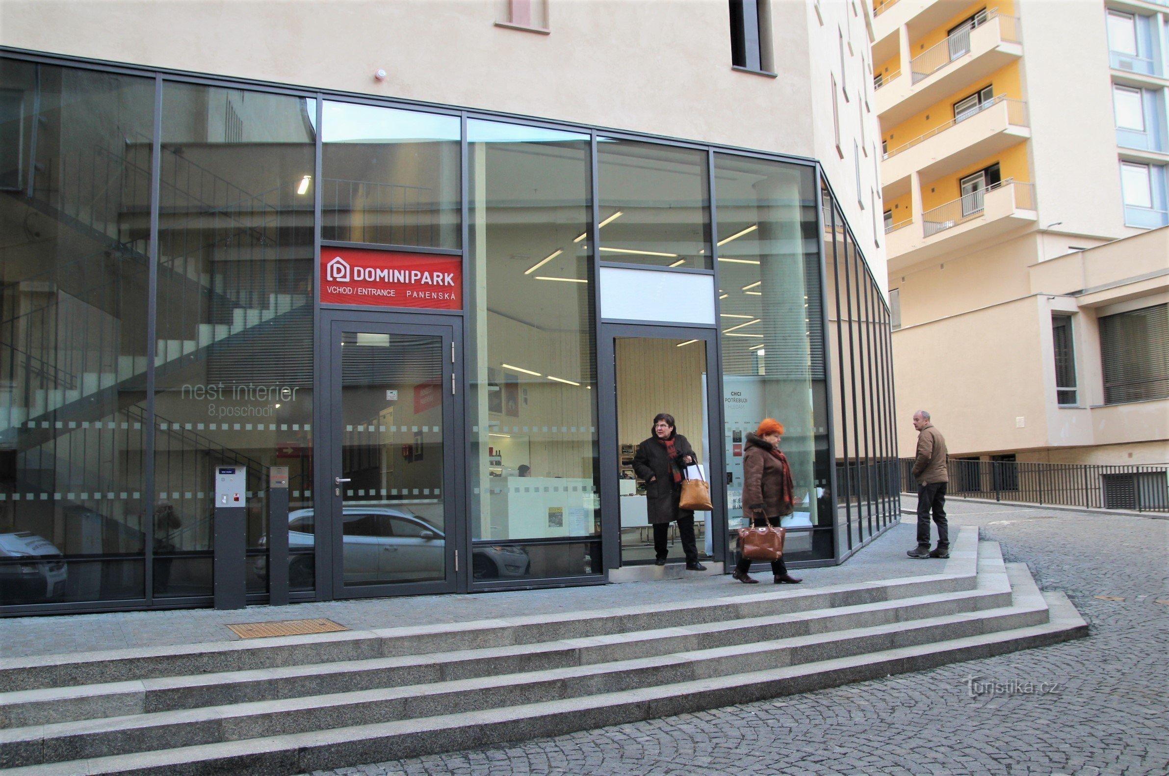 Intrarea la centrul de informare TO JE Brno de pe strada Panenská