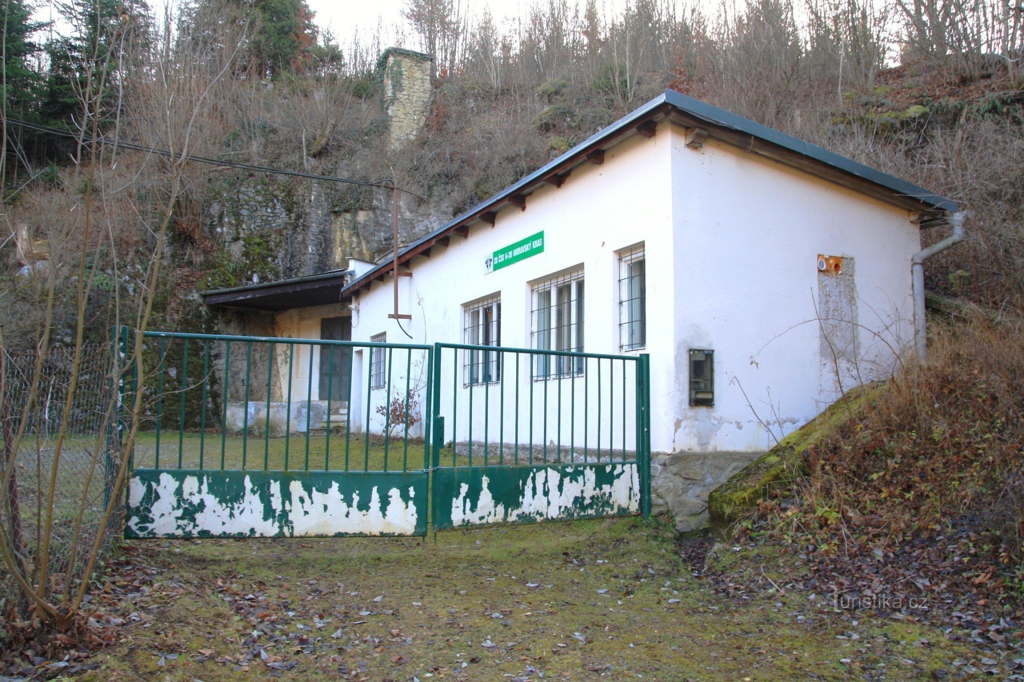 Indgang til Michálka-grotten med den tidligere driftsbygning