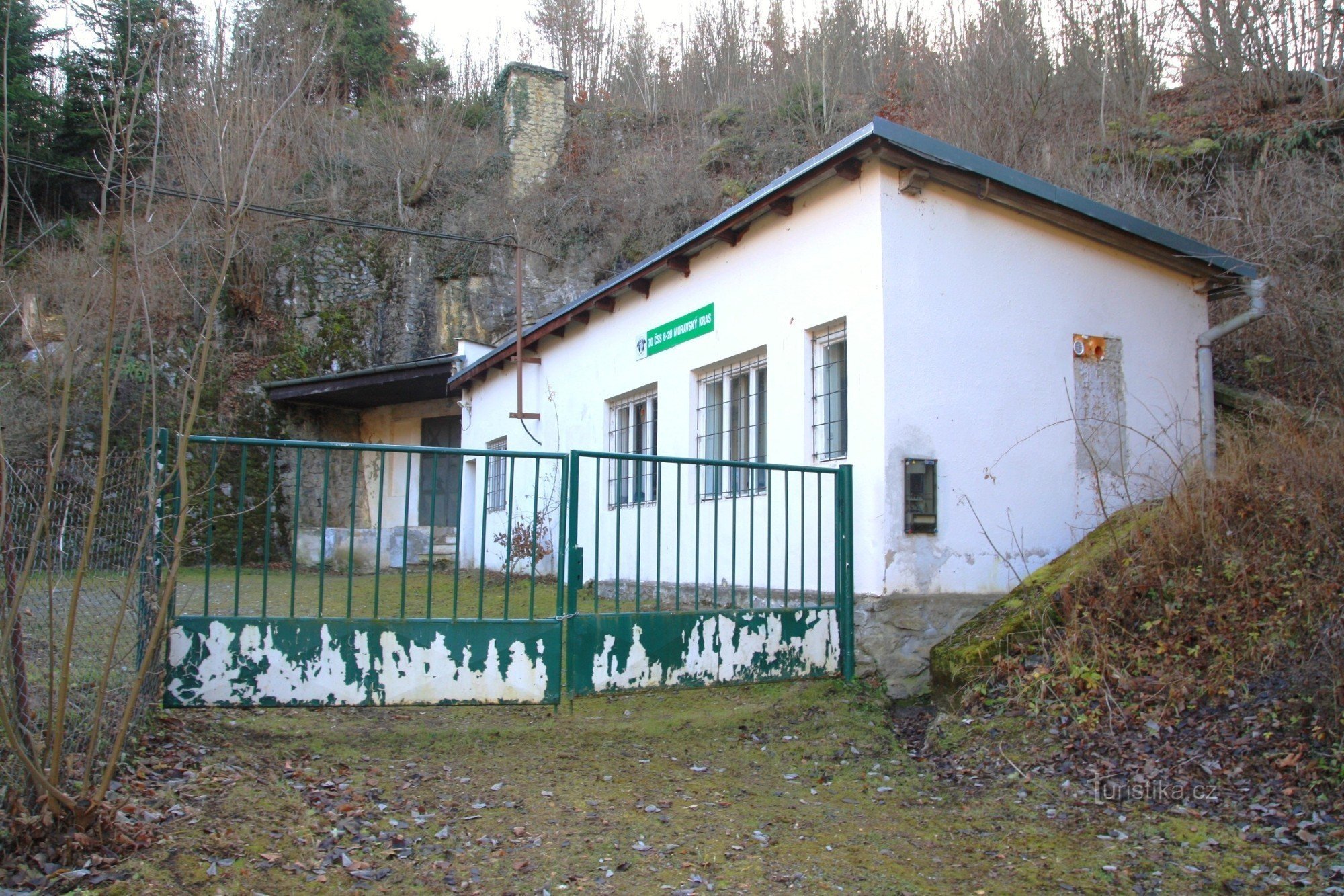 Entrada para a caverna Michálka com o antigo edifício operacional