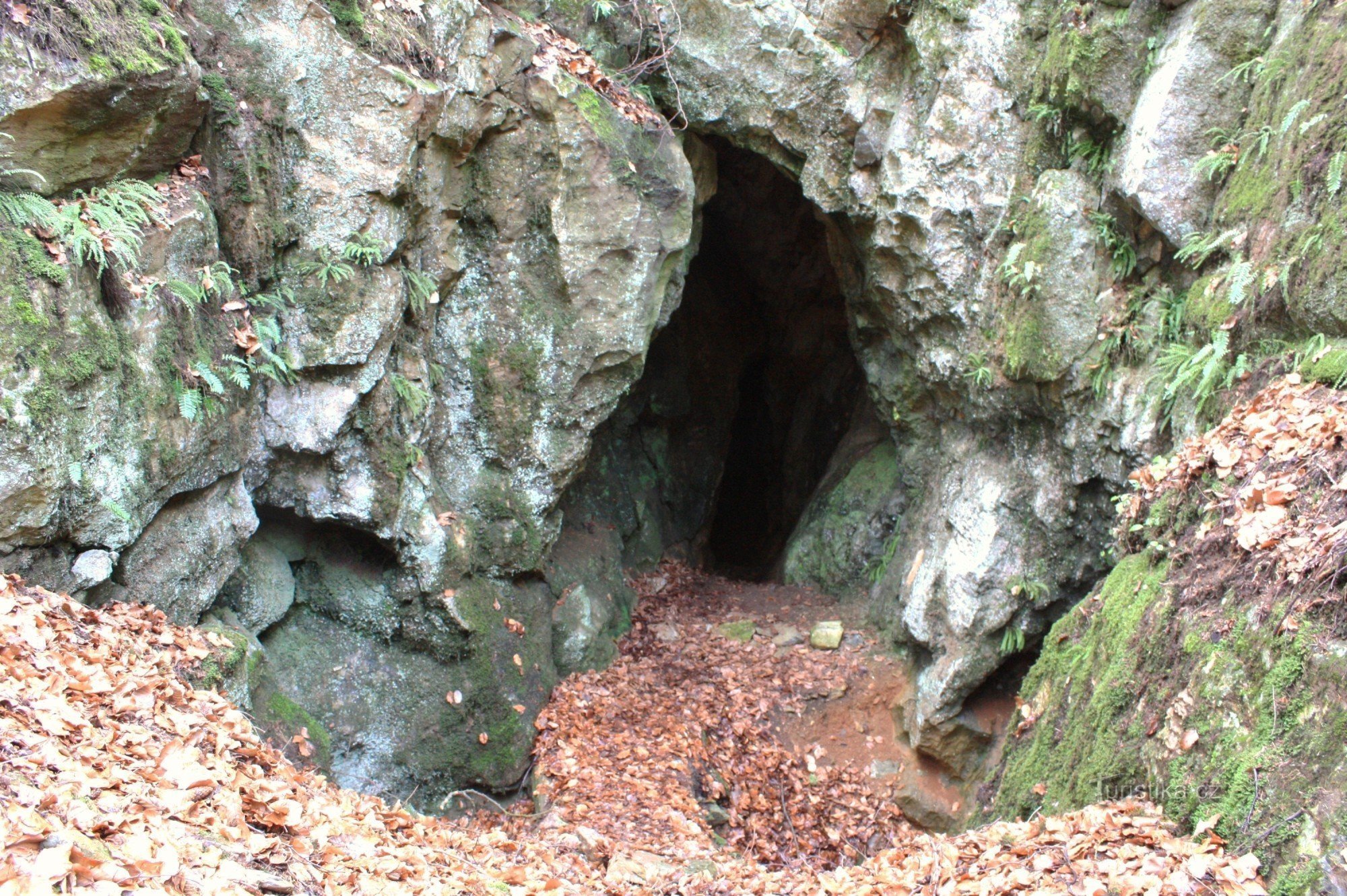 Nad vívěrem 洞窟への入り口