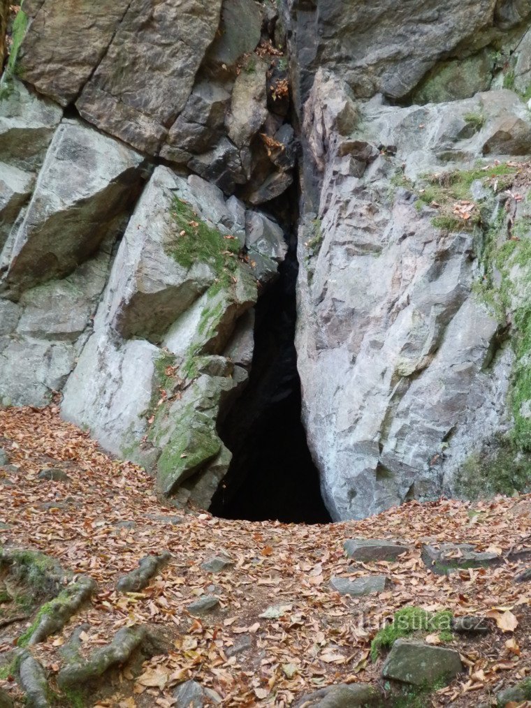 Eingang zur Höhle unter dem Aussichtspunkt auf dem Teufelstisch