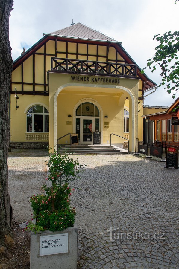 L'entrée du café