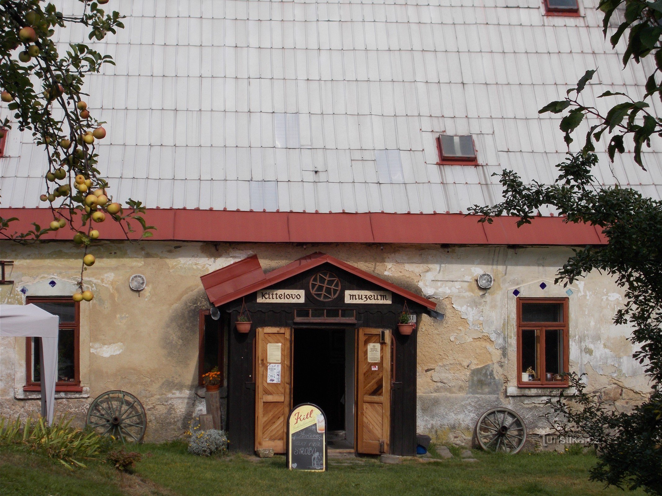 Entrance to the Kittel Museum