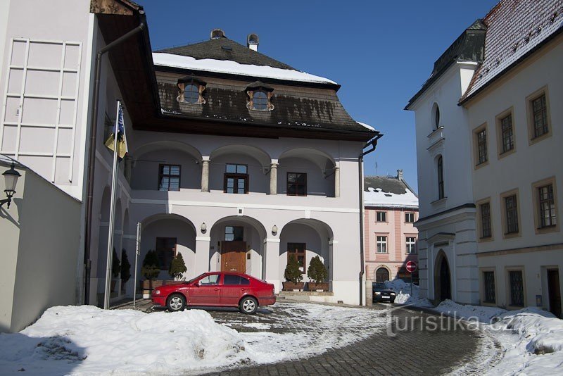 Intrarea în biserică din casa lui Geschader