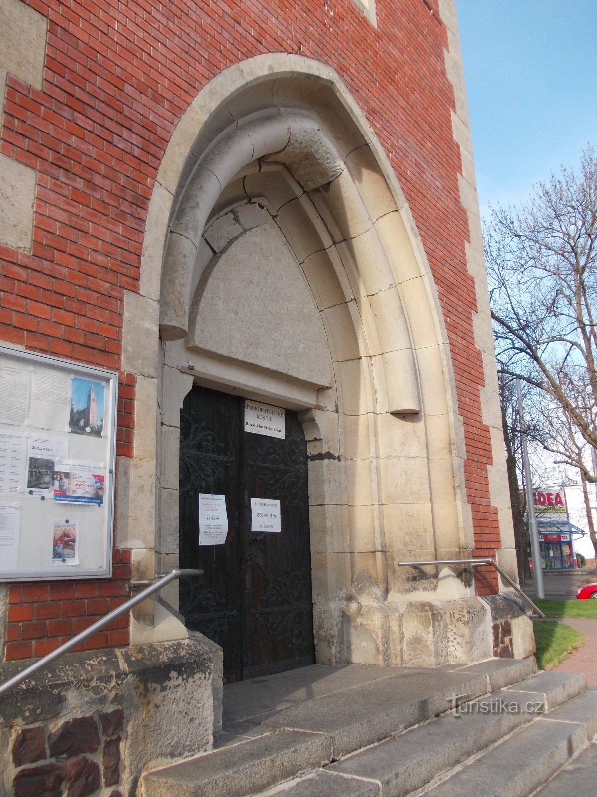 ingången till kyrkan