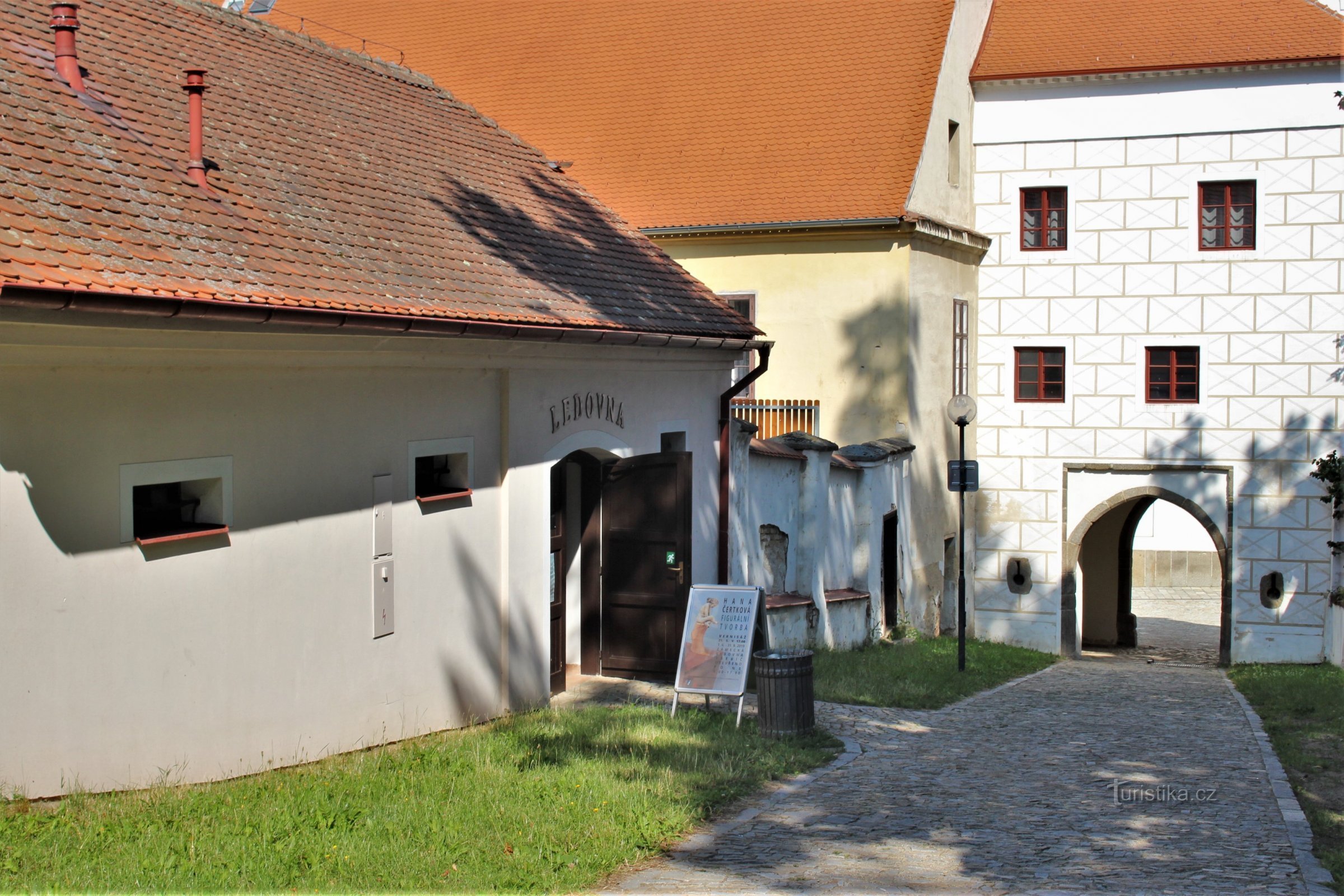 Der Eingang zum Eishaus befindet sich in der Gasse, die zur Brauerei führt