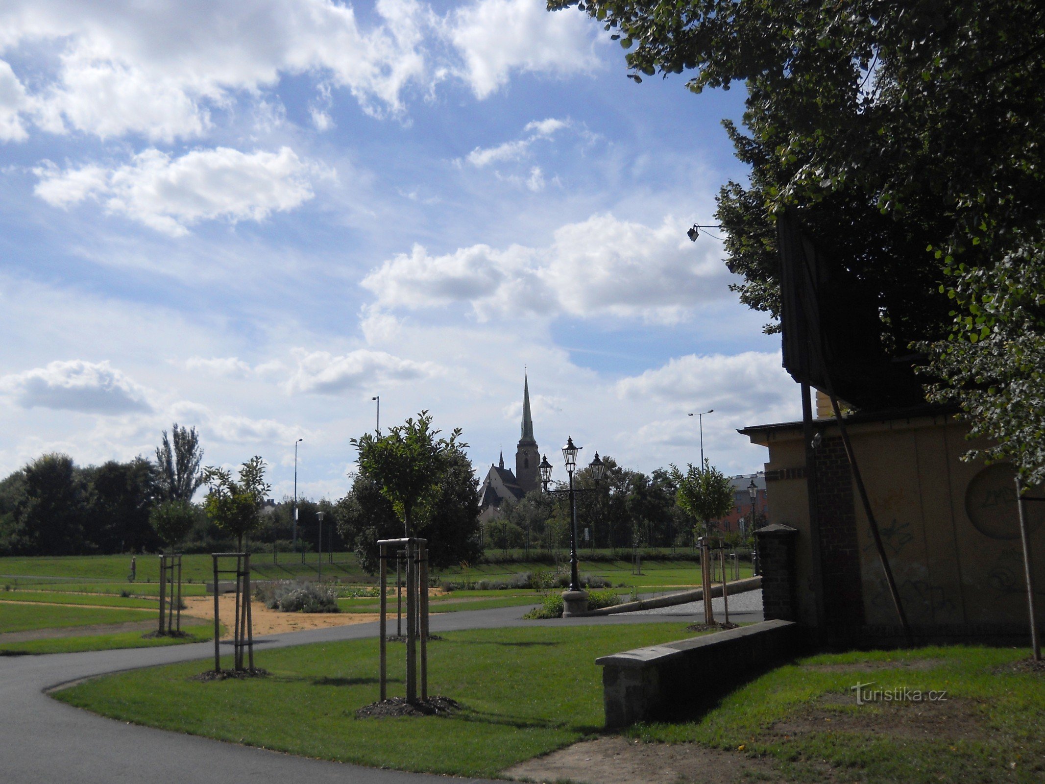 Wejście do parku z widokiem na pilzneńską katedrę św. Bartłomiej