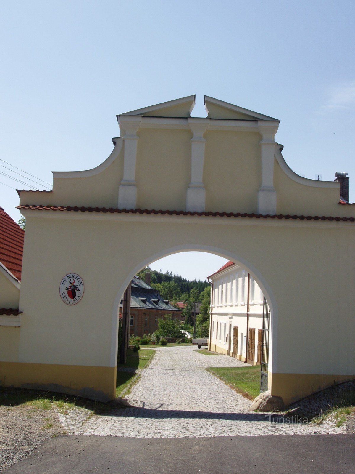 Intrarea în pensiunea castelului Dírná