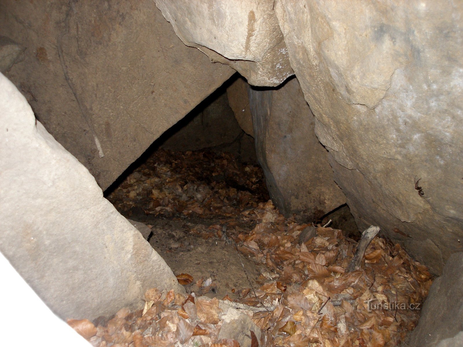 Entrada para o espaço de rastreamento na parte inferior do poço de entrada.