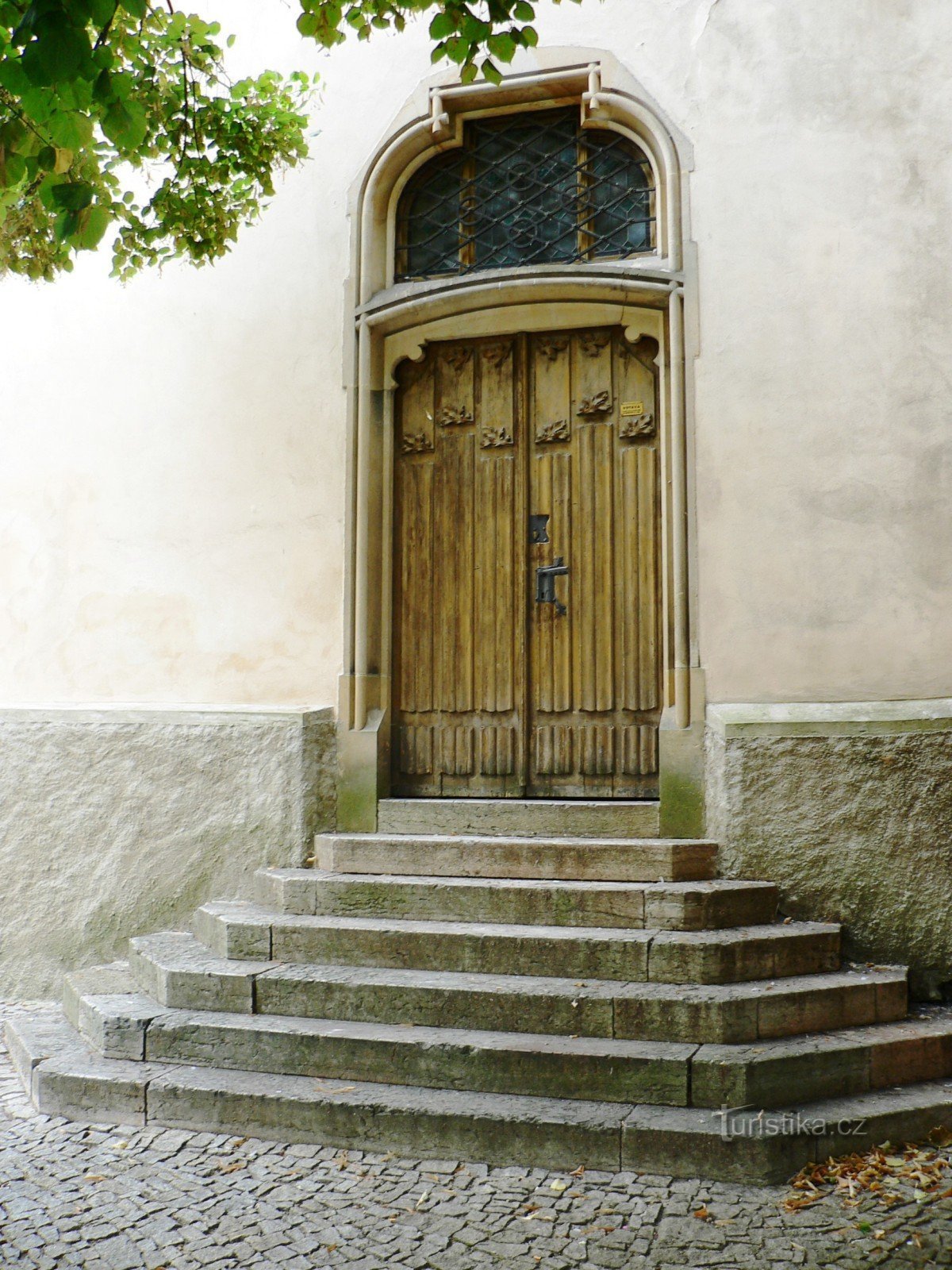 entrance to the sacristy of the church, which was newly opened after 1901, according to